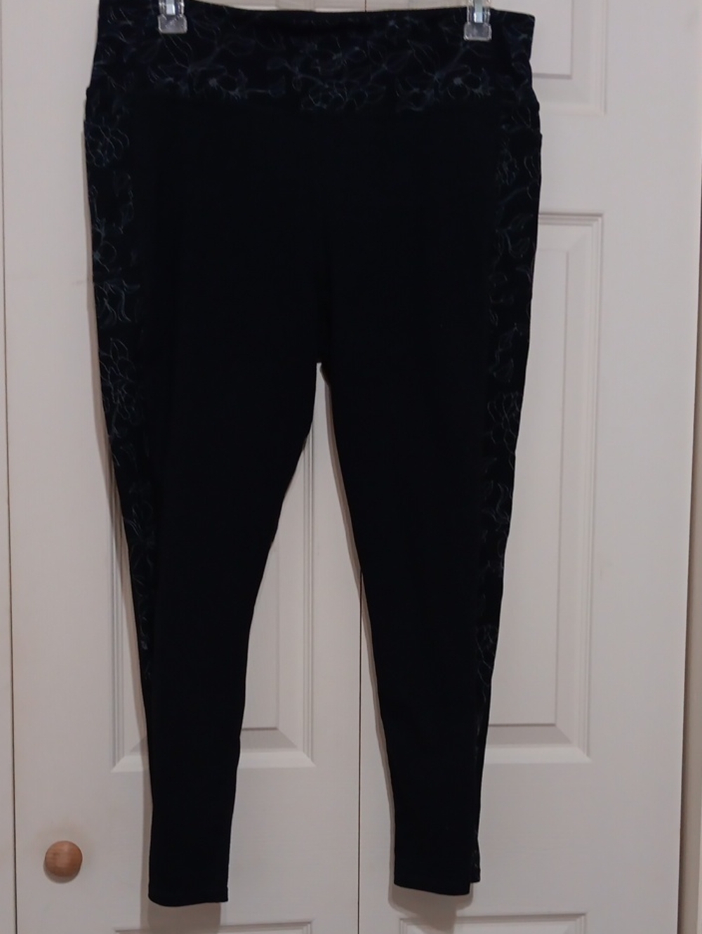 Women's High-Waist Black Leggings with Subtle Side Pattern